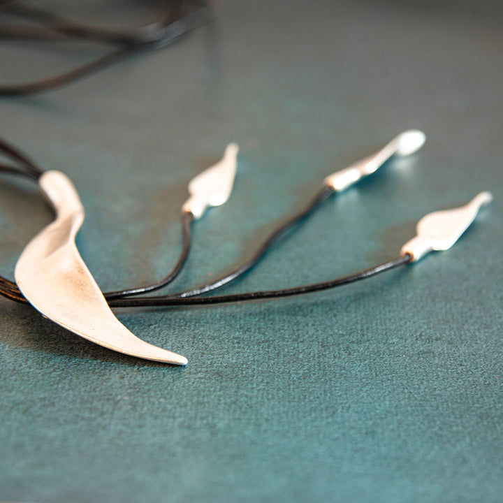 TN2015-4 BLACK SWAN NECKLACE