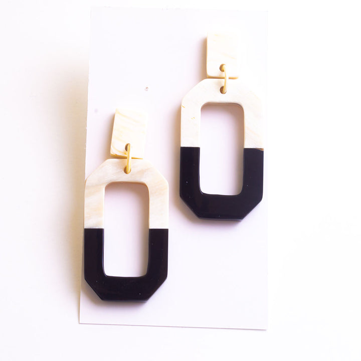 Q13478 Horn Natural Swinging Oval Earrings