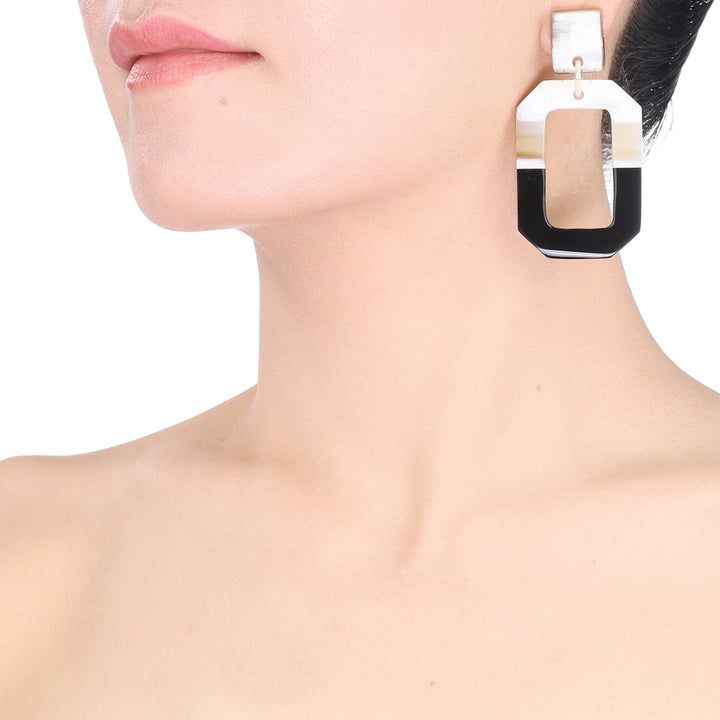 Q13478 Horn Natural Swinging Oval Earrings