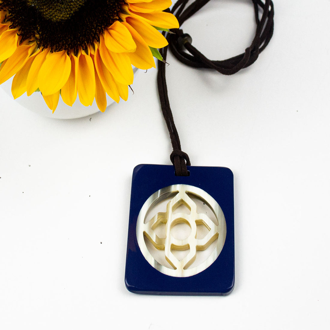 Q5629 Water Buffalo Horn Pendant