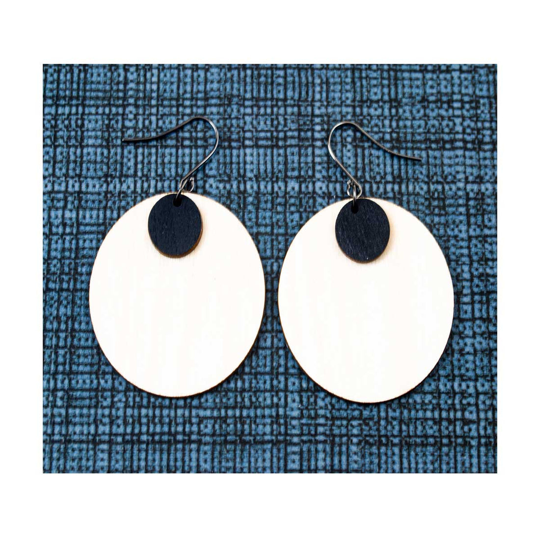 WE23 DOT ON A CIRCLE EARRING